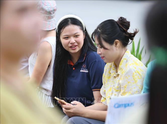 Thí sinh tới điểm thi Trường THPT Trần Phú - Hoàn Kiếm từ rất sớm để dự thi môn đầu tiên. Ảnh: Thanh Tùng - TTXVN